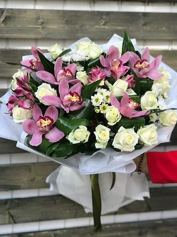 Букет цветов из: Розы и Хризантемы в Ленинкенте