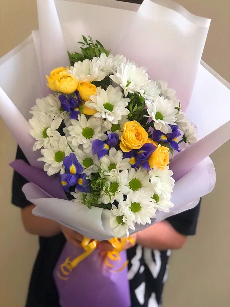 Букет цветов из: Ирисы, Хризантемы и Розы в Ленинкенте