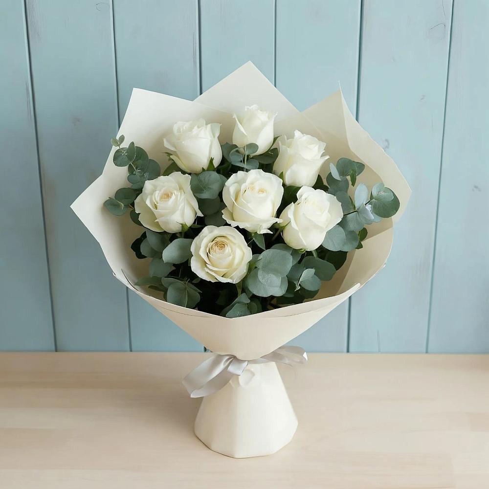 Букет Белые розы в Эвкалипте в Ленинкенте