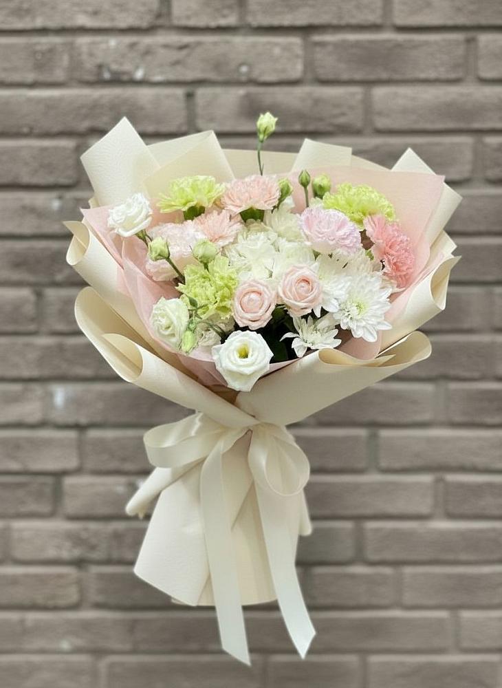 Букет цветов из: Гвоздики, Розы, Лизиантусы и Хризантемы в Ленинкенте