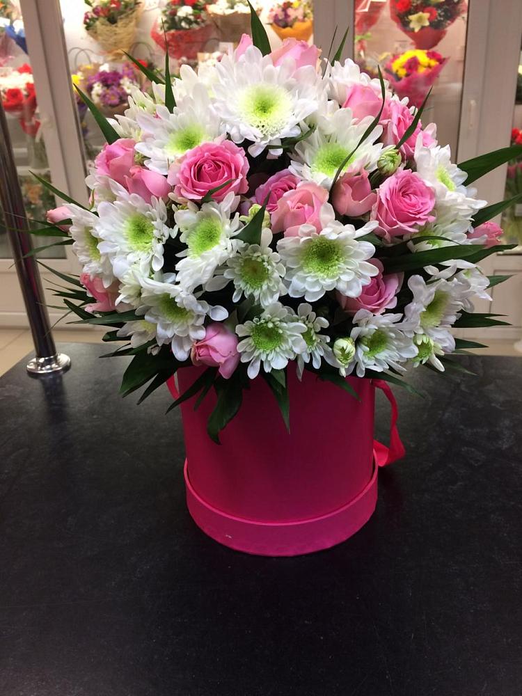 Цветочная композиция из Розы и Хризантемы в шляпной коробке в Ленинкенте