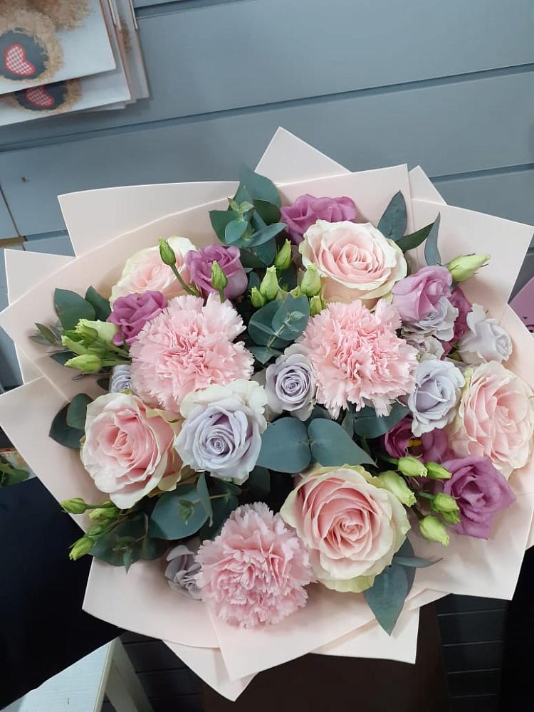 Букет цветов из: Розы, Гвоздики и Лизиантусы в Ленинкенте