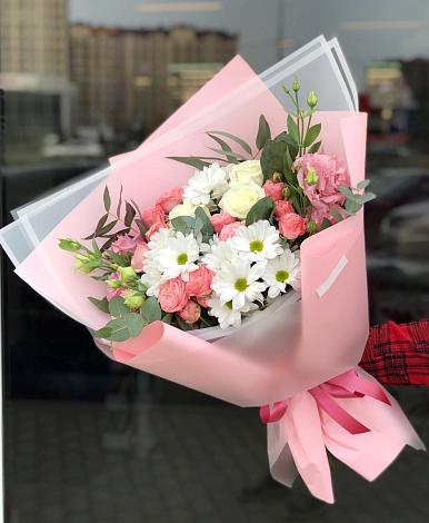Букет цветов из: Розы, Лизиантусы и Хризантемы в Ленинкенте